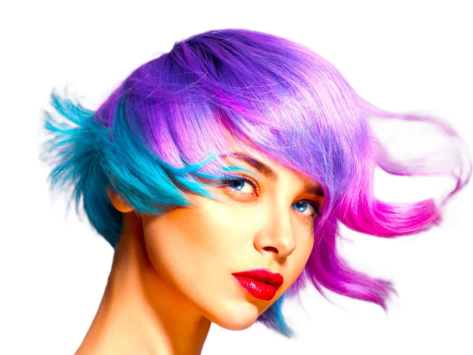 Model mit leuchtend violett und türkis gefärbtem Haar