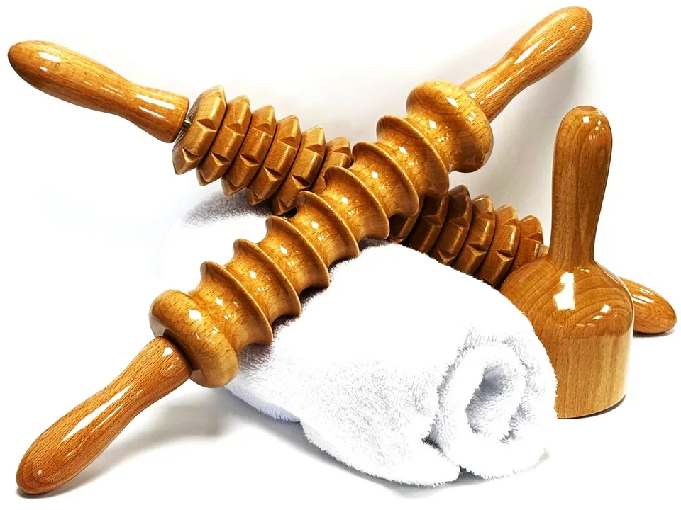 Madero-Massageroller aus Holz auf einem weissen Frottiertuch